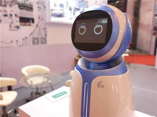 自助选房 vr游景点 这场vr大会有多好玩 看他们的表情就知道啦